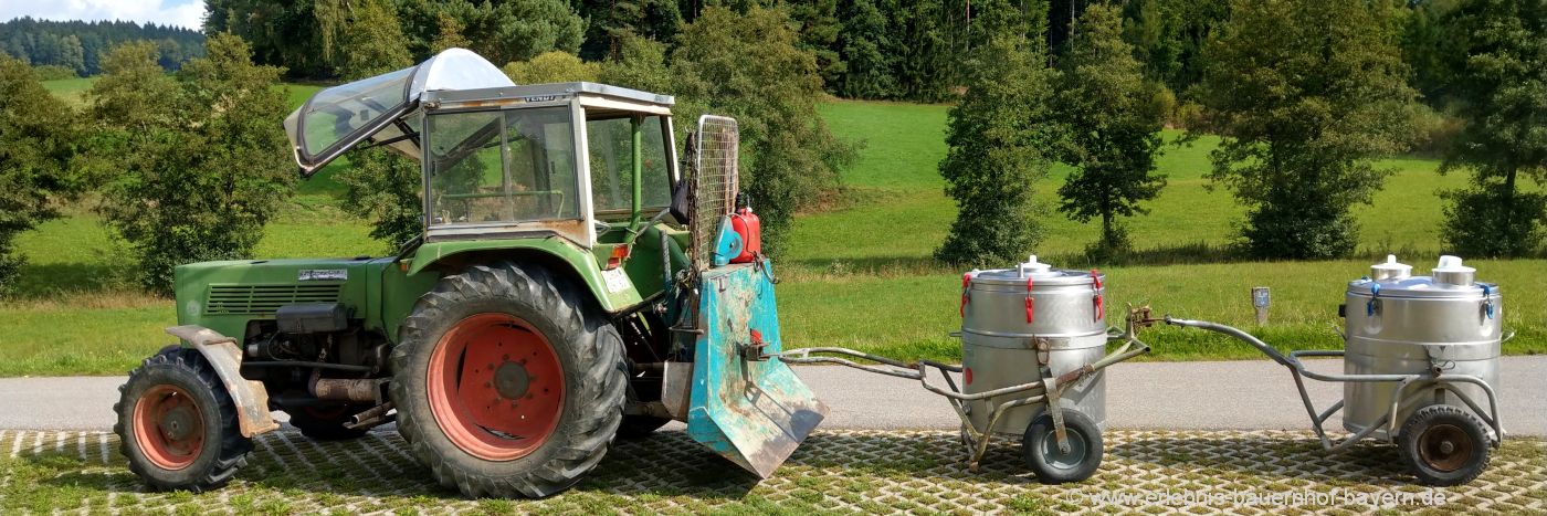 bauernhofurlaub-bayerischer-wald-traktor-fharen-milchtank